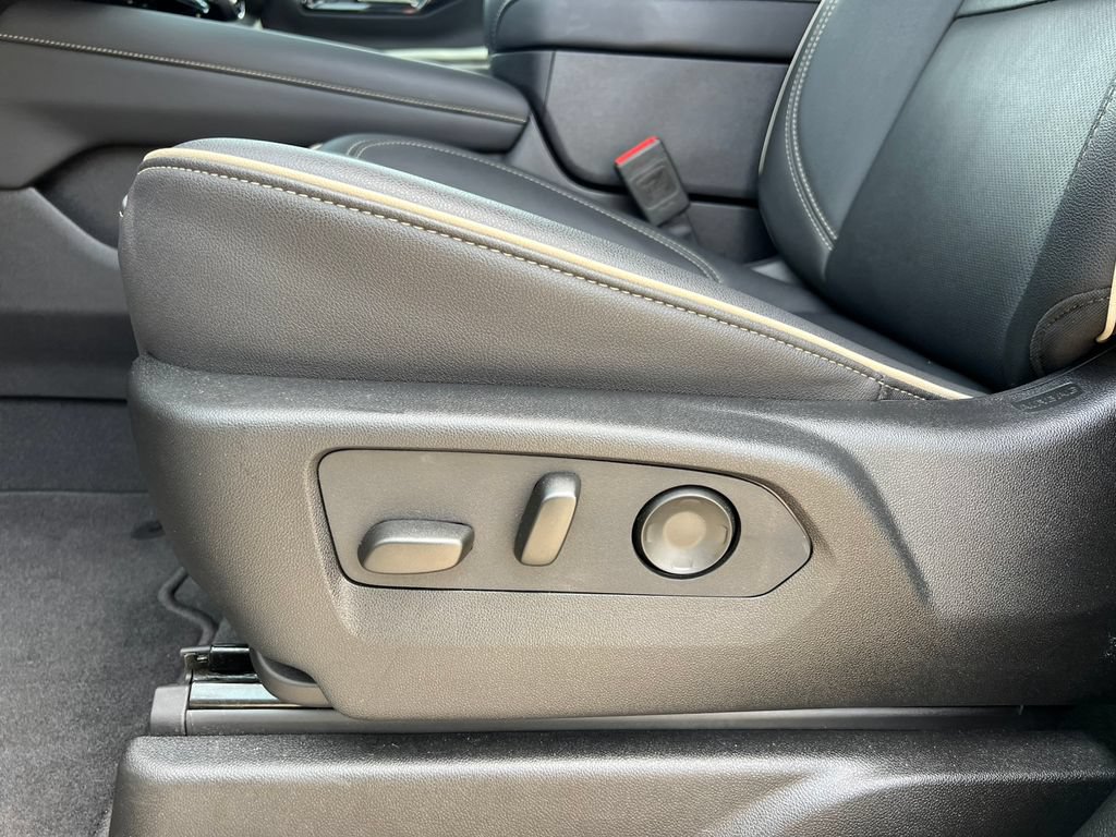 Used 2025 Chevrolet Suburban Premier AWD/4WD image 13
