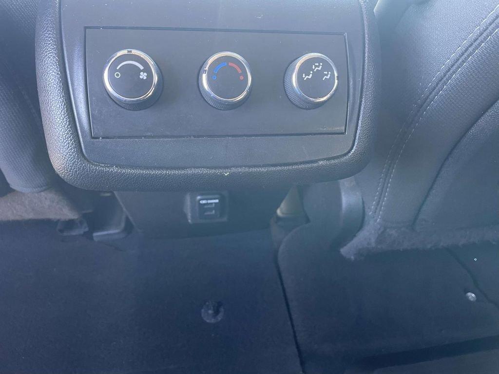 Used 2014 GMC Acadia SLE image 29