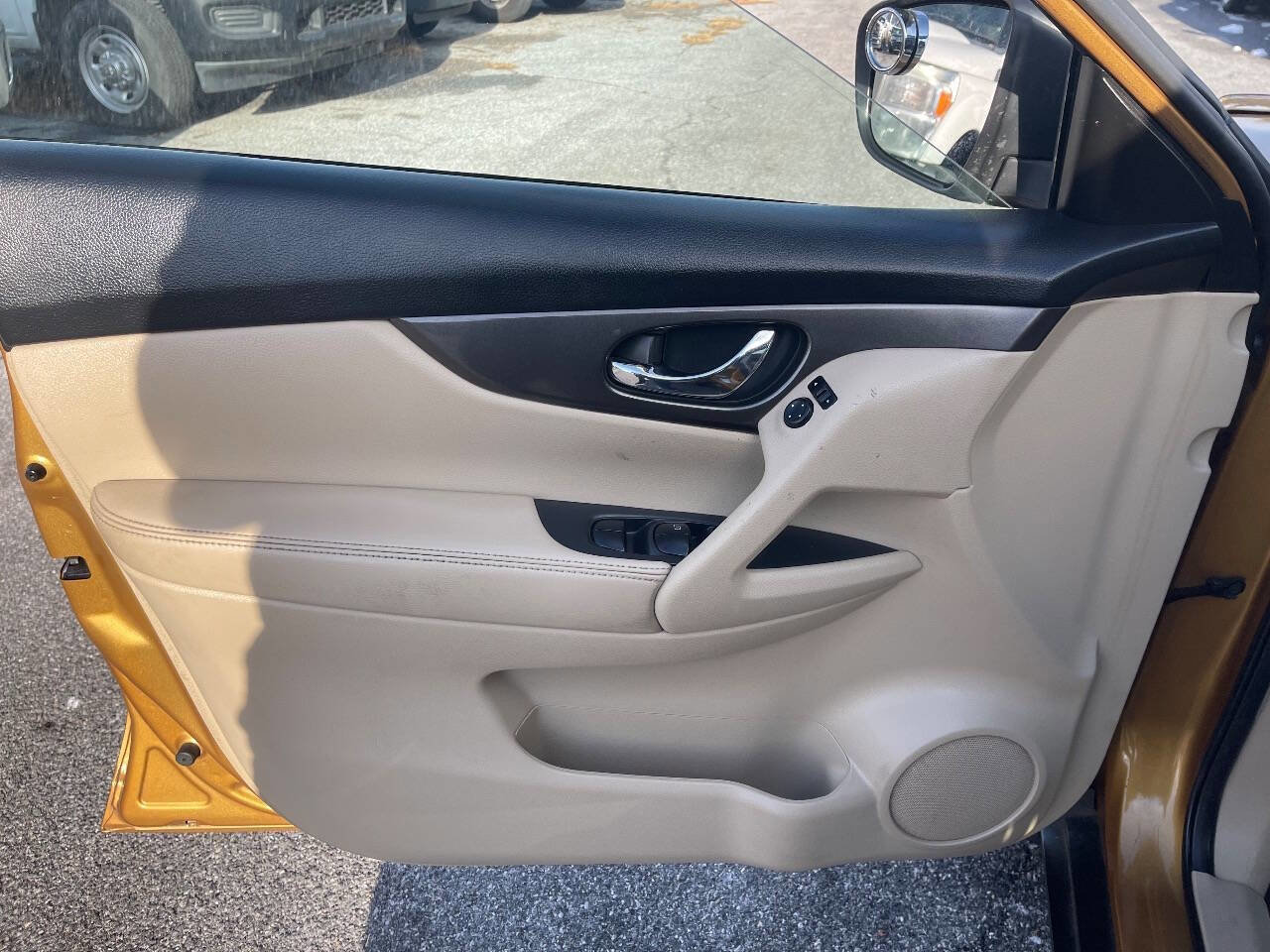 Used 2015 Nissan Rogue SV w/ SV Moonroof Package image 25