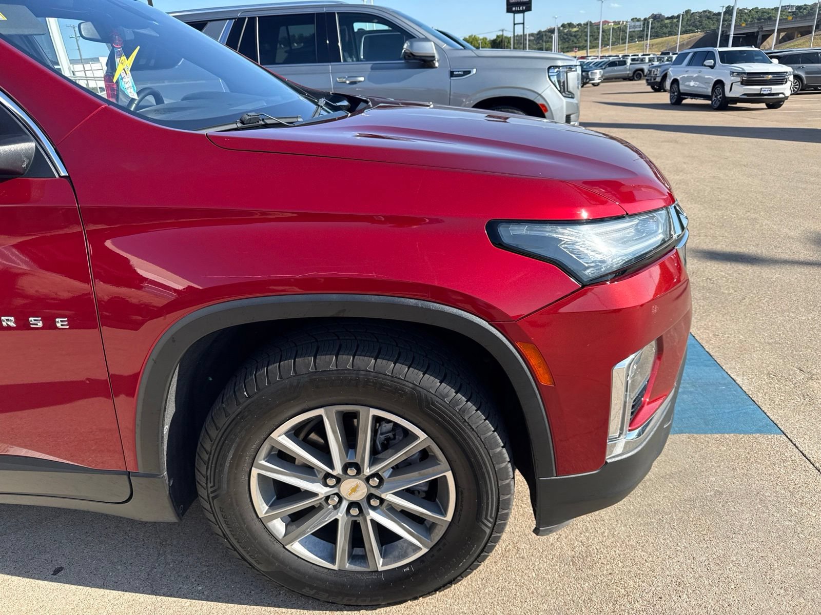Used 2023 Chevrolet Traverse LT FWD image 4