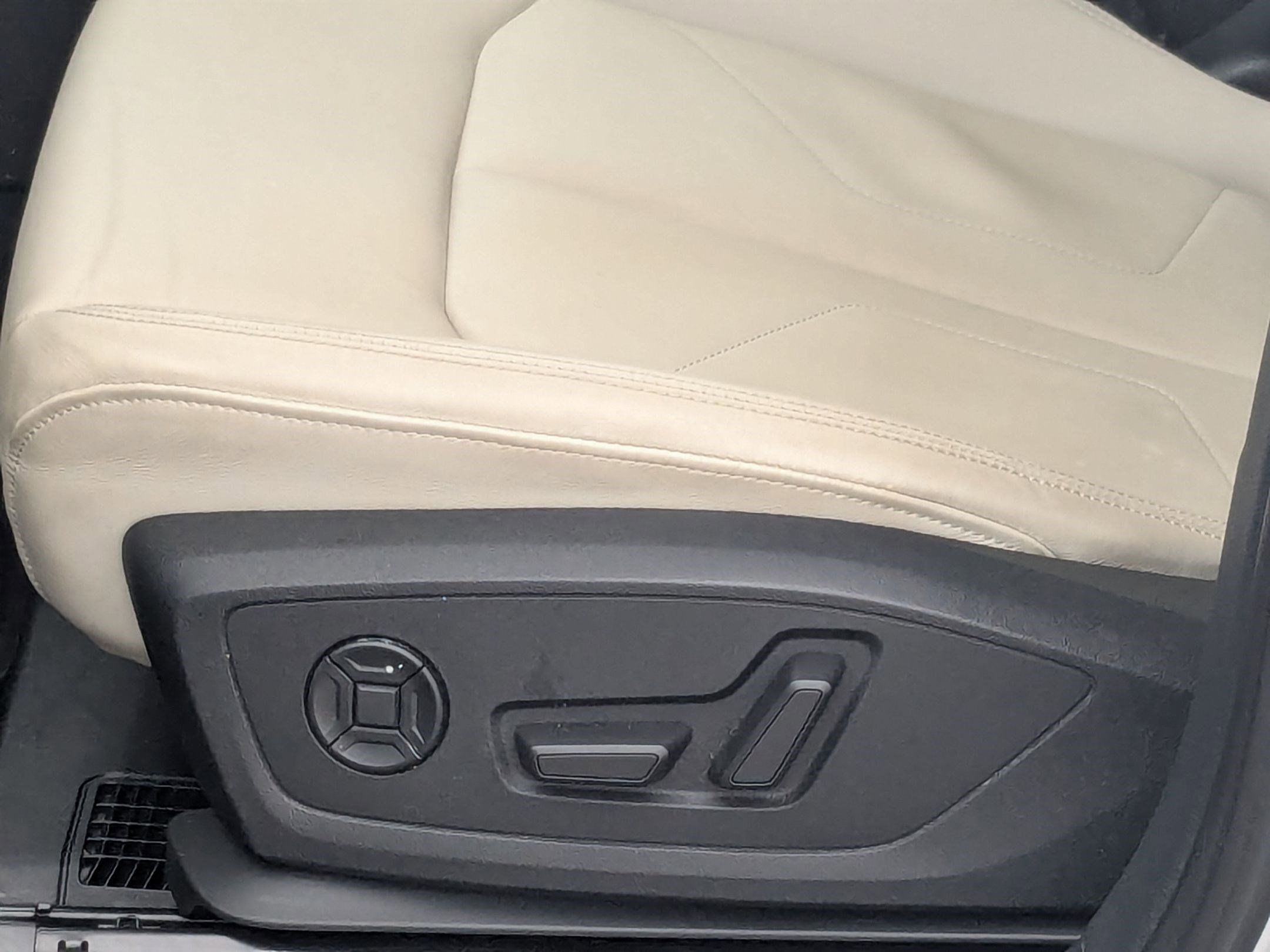 Used 2022 Audi Q3 2.0T Premium Plus w/ Premium Plus Package image 13