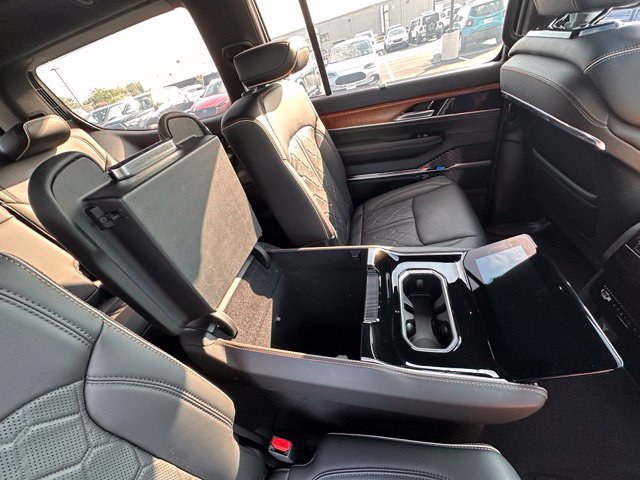 Used 2023 Jeep Grand Wagoneer Series III AWD/4WD image 33