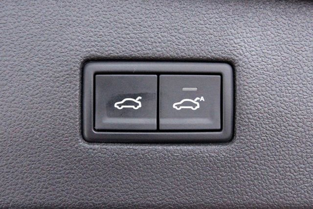 Used 2018 Volkswagen Tiguan SEL Premium image 33