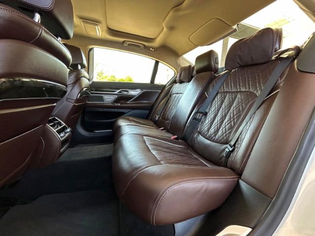 Used 2022 BMW 740i w/ Luxury Rear Seating Package image 7