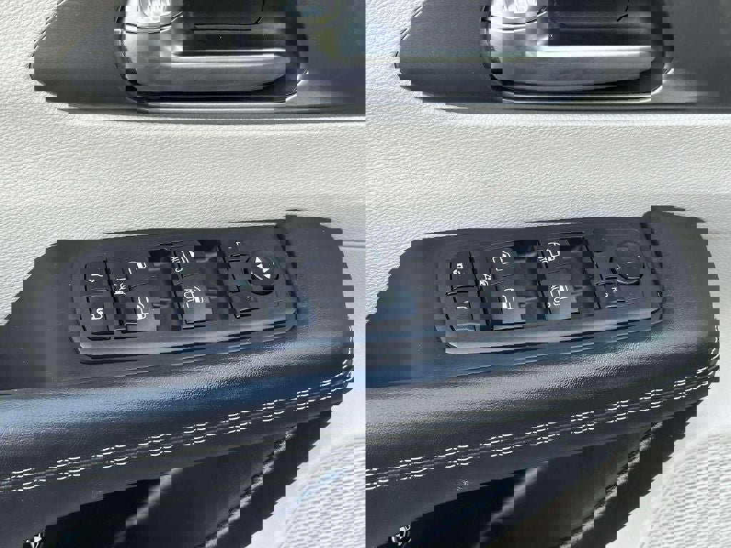 Used 2023 Chrysler Pacifica Touring-L image 16