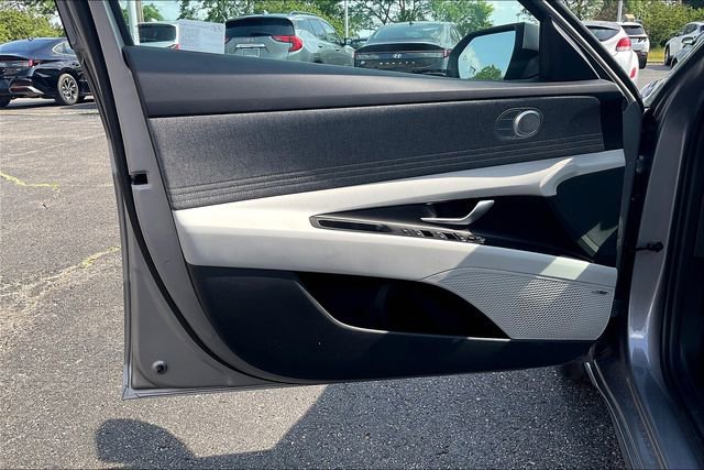 New 2025 Hyundai Elantra Limited image 23