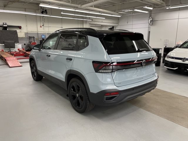 Used 2025 Volkswagen Taos SE AWD/4WD image 2