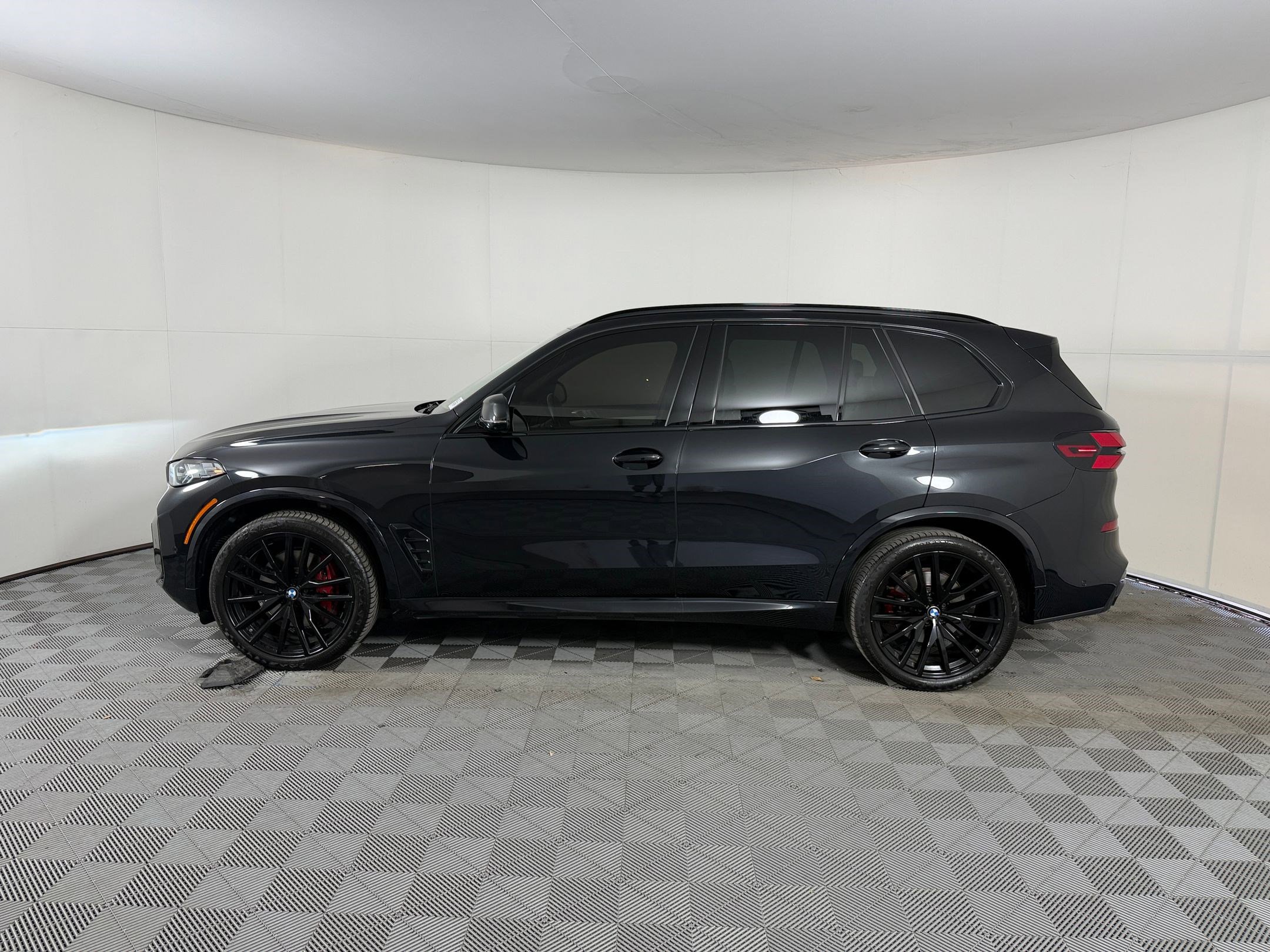 Used 2024 BMW X5 sDrive40i w/ M Sport Package RWD image 2