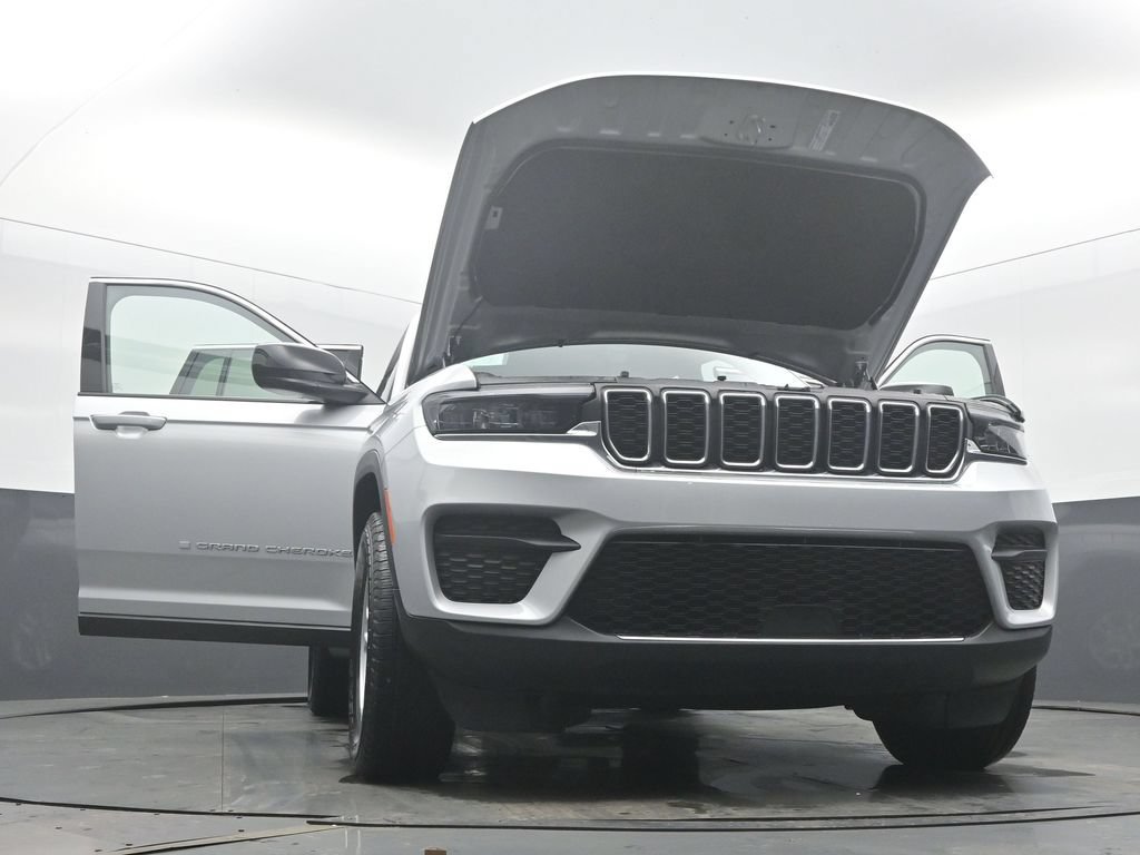 Used 2025 Jeep Grand Cherokee Laredo AWD/4WD image 63