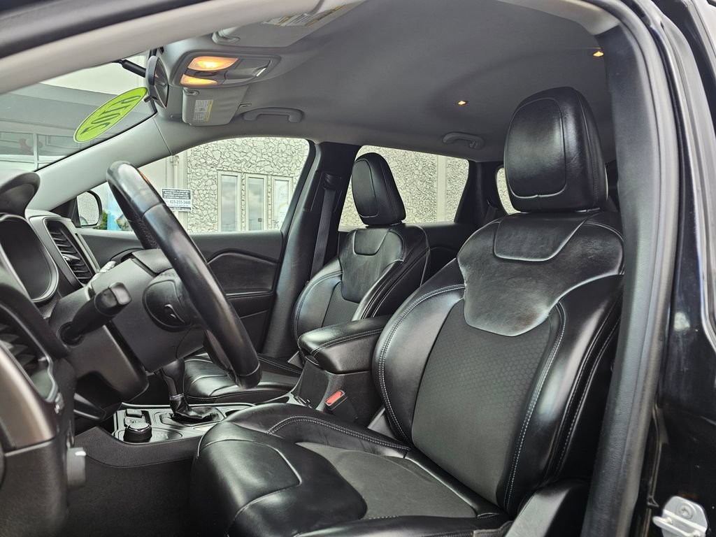 Used 2019 Jeep Cherokee Latitude Plus AWD/4WD image 18