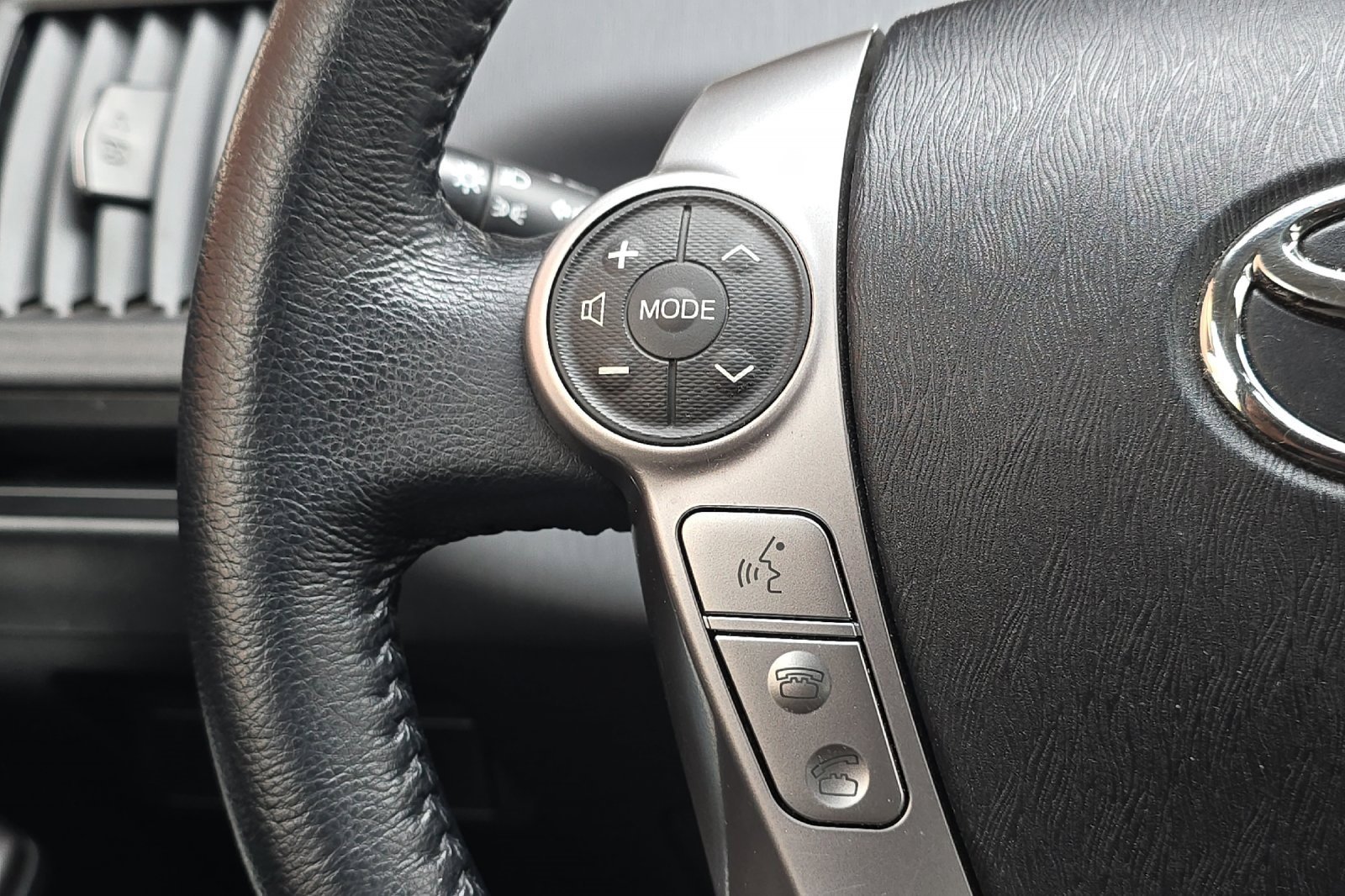 Used 2017 Toyota Prius V Four image 31