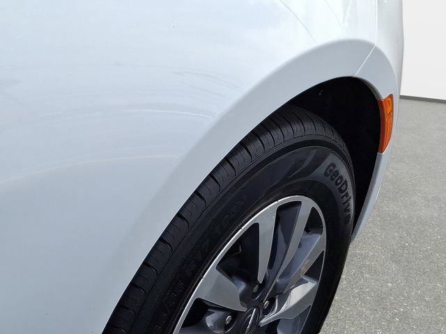 Used 2024 Chrysler Pacifica Select image 11
