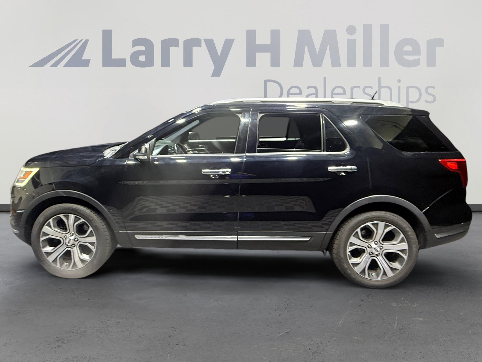 Used 2018 Ford Explorer Platinum AWD/4WD image 2