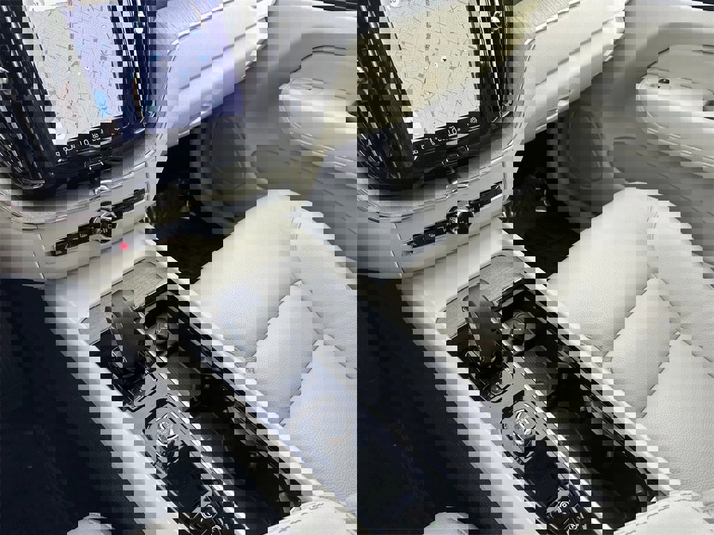 Used 2023 Volvo XC60 T8 Plus image 16