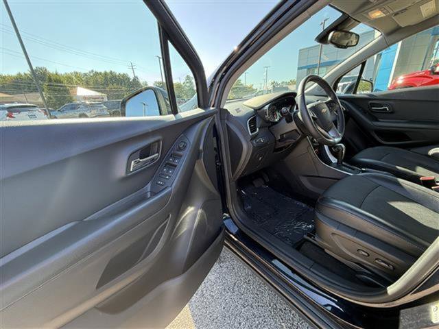 Certified 2022 Chevrolet Trax LT w/ LT Convenience Package image 11