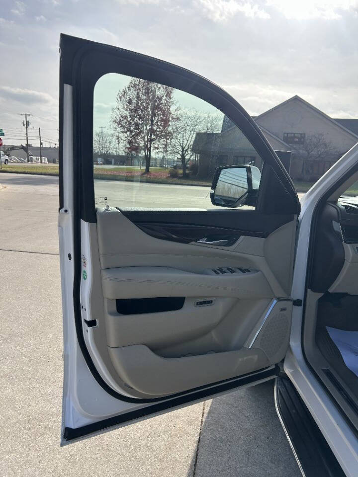 Used 2016 Cadillac Escalade ESV Luxury image 38