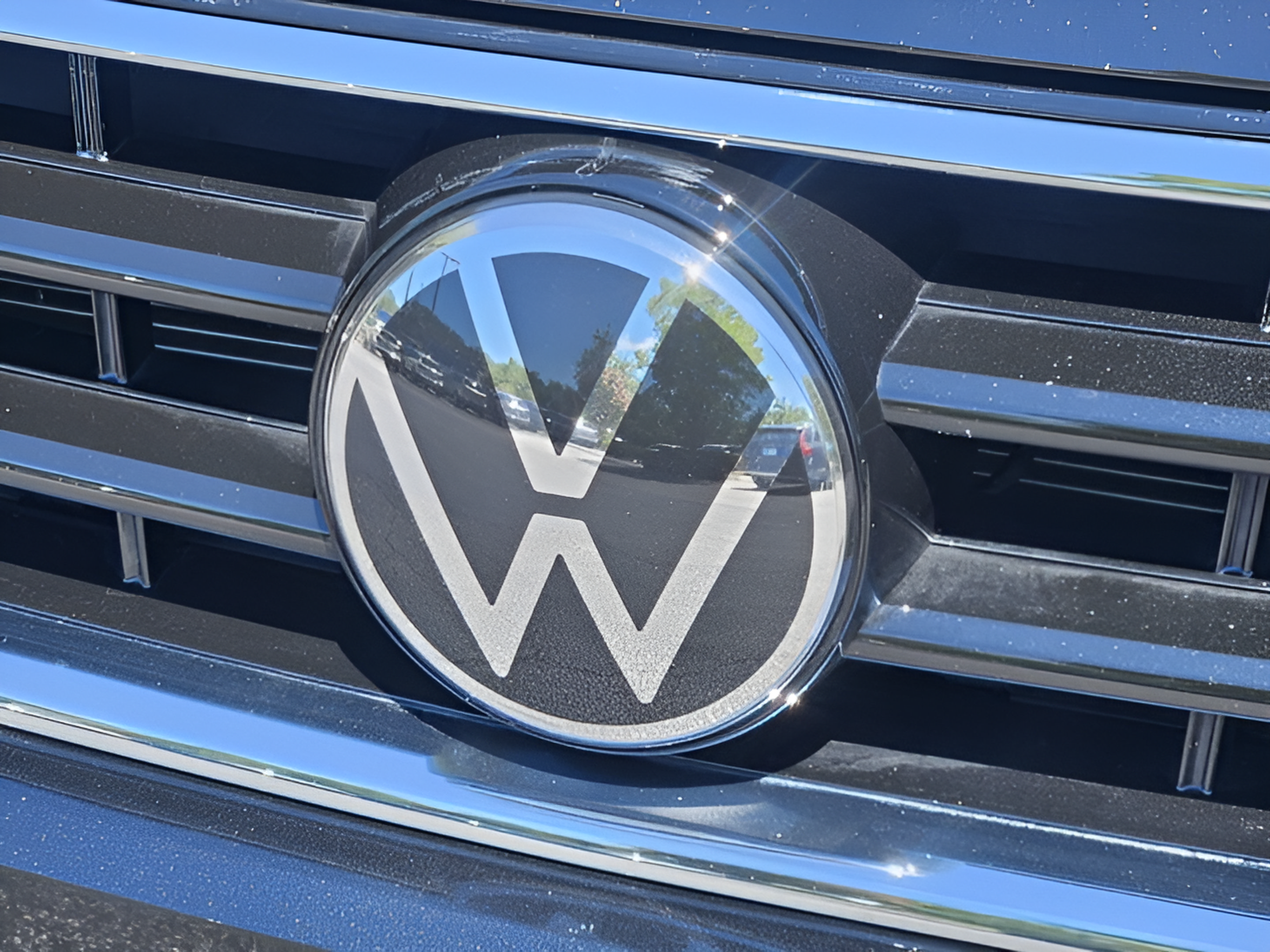 Certified 2023 Volkswagen Tiguan SE R-Line FWD image 33