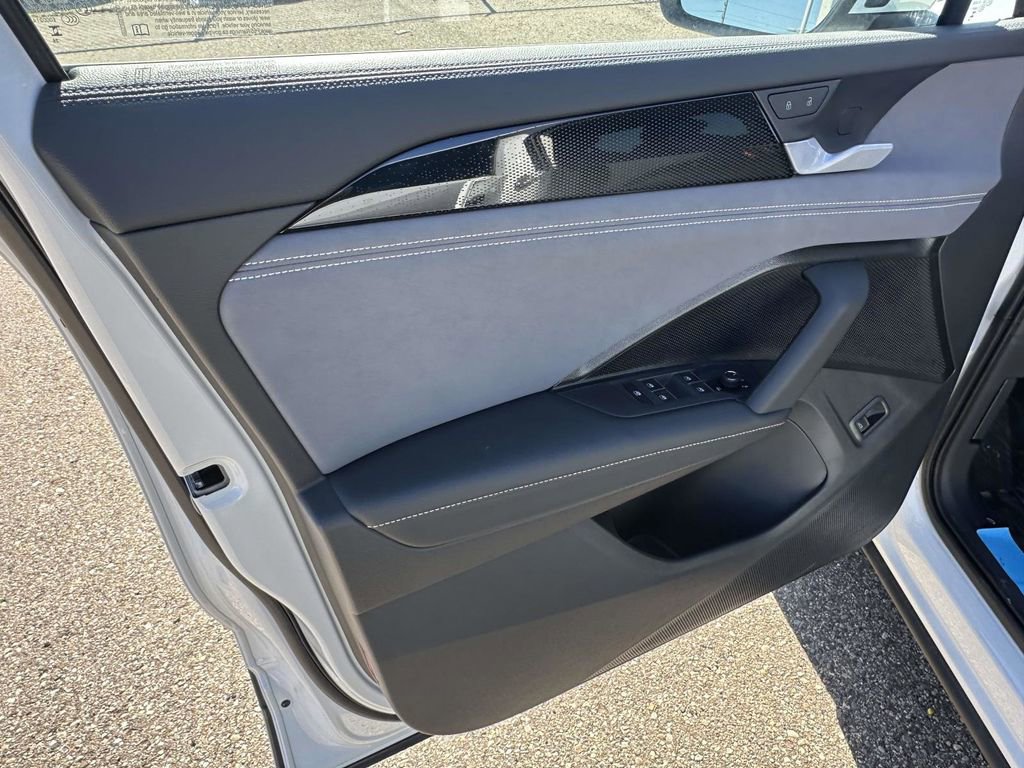 New 2025 Volkswagen Tiguan SE image 13