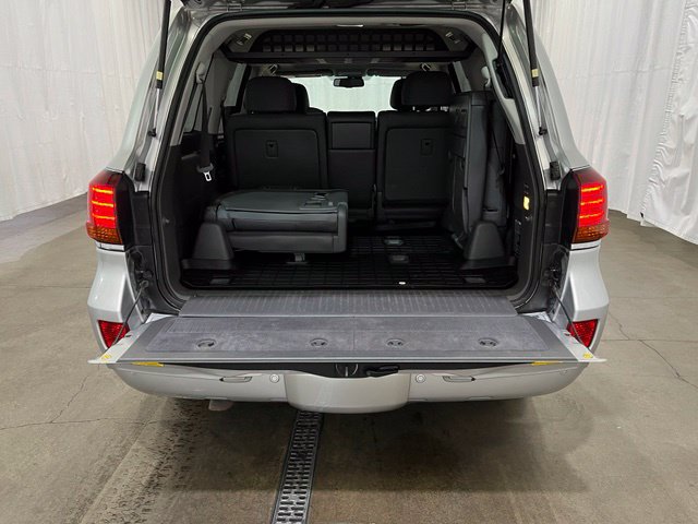 Used 2009 Lexus LX 570 4WD w/ Preferred Accessory Pkg image 16