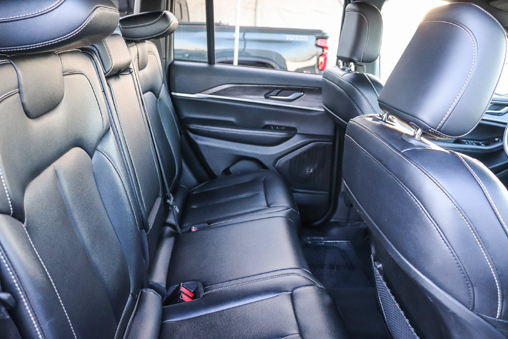 Used 2024 Jeep Grand Cherokee Limited RWD image 18