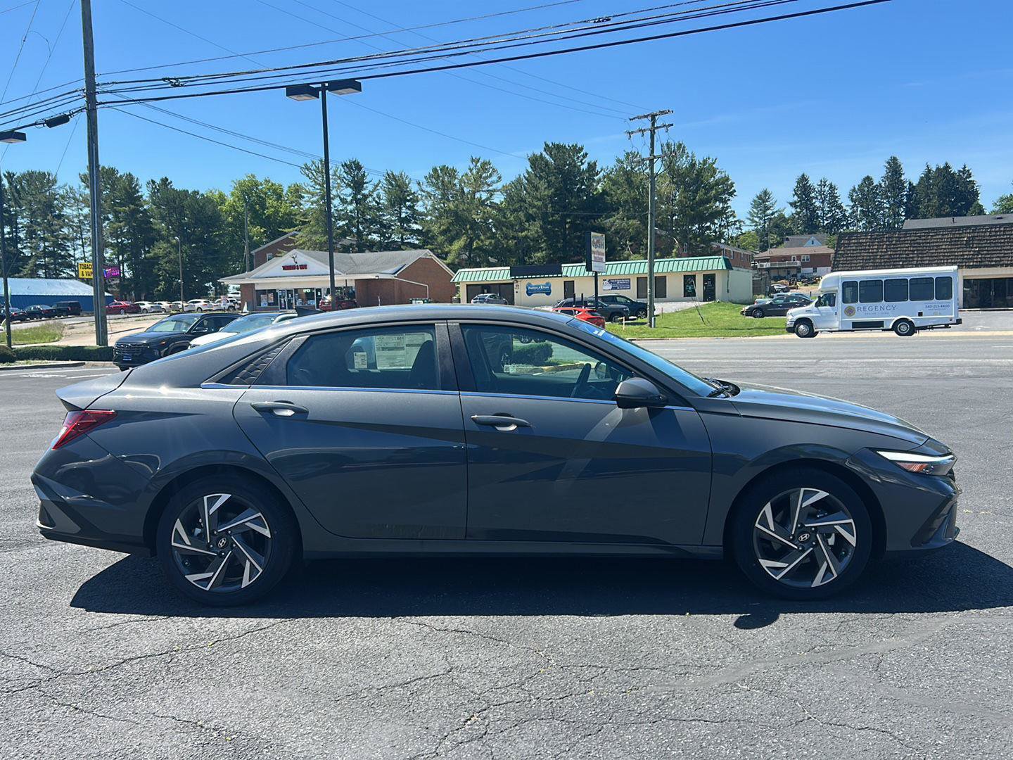Certified 2025 Hyundai Elantra Limited FWD image 9