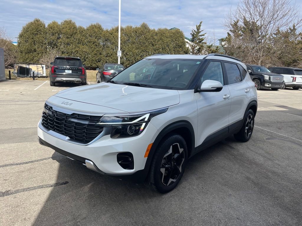 Used 2024 Kia Seltos EX image 3