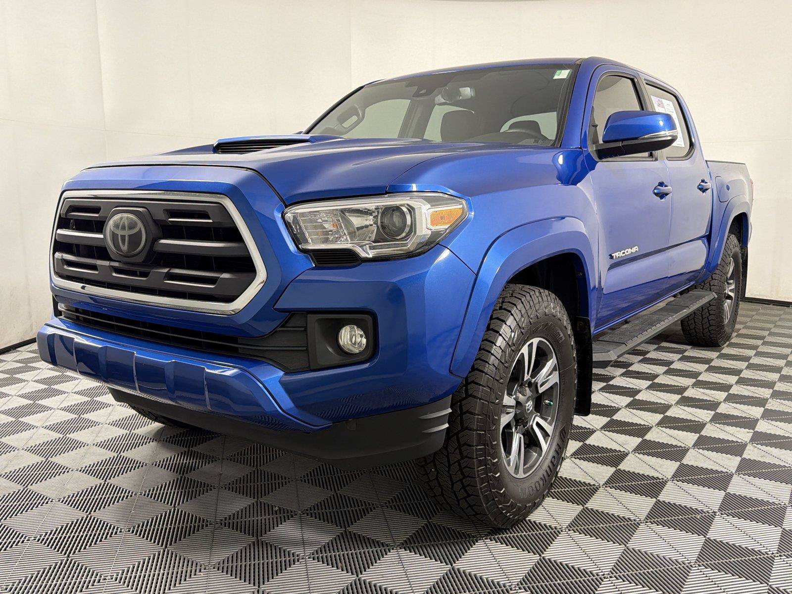 Used 2018 Toyota Tacoma TRD Sport RWD image 3