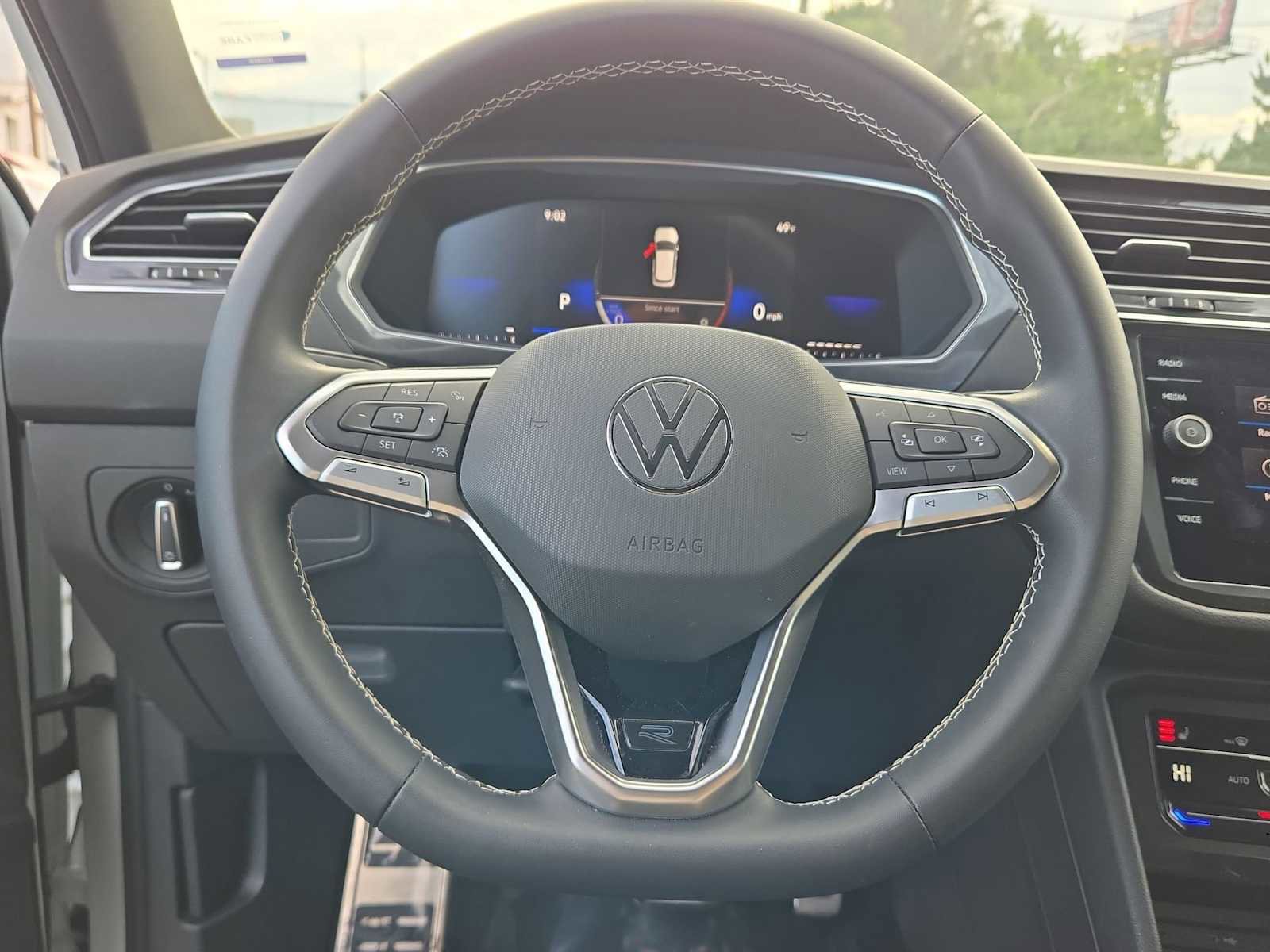 Used 2023 Volkswagen Tiguan SE R-Line image 29