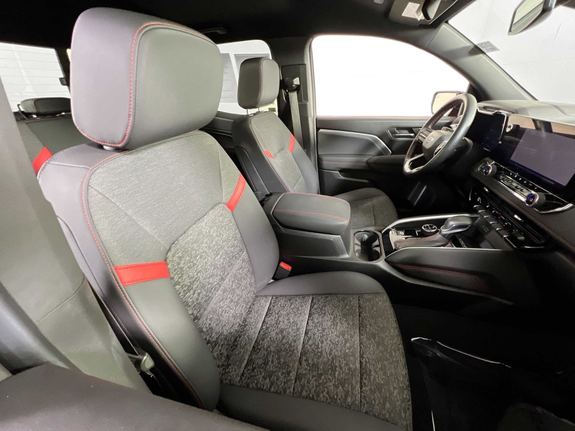 Used 2024 Chevrolet Colorado Z71 w/ Z71 Convenience Package 2 image 26