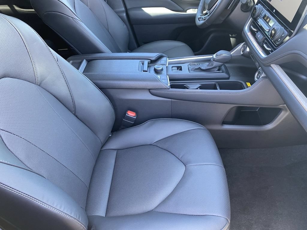 Used 2026 Toyota Grand Highlander AWD image 16