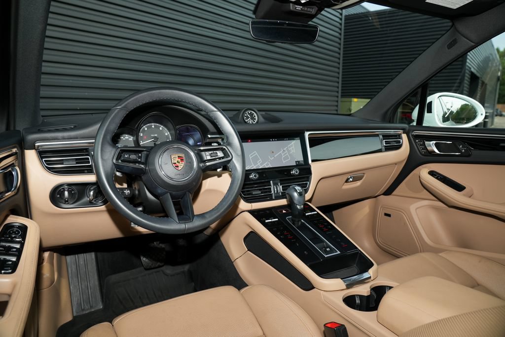 Certified 2024 Porsche Macan AWD/4WD image 30