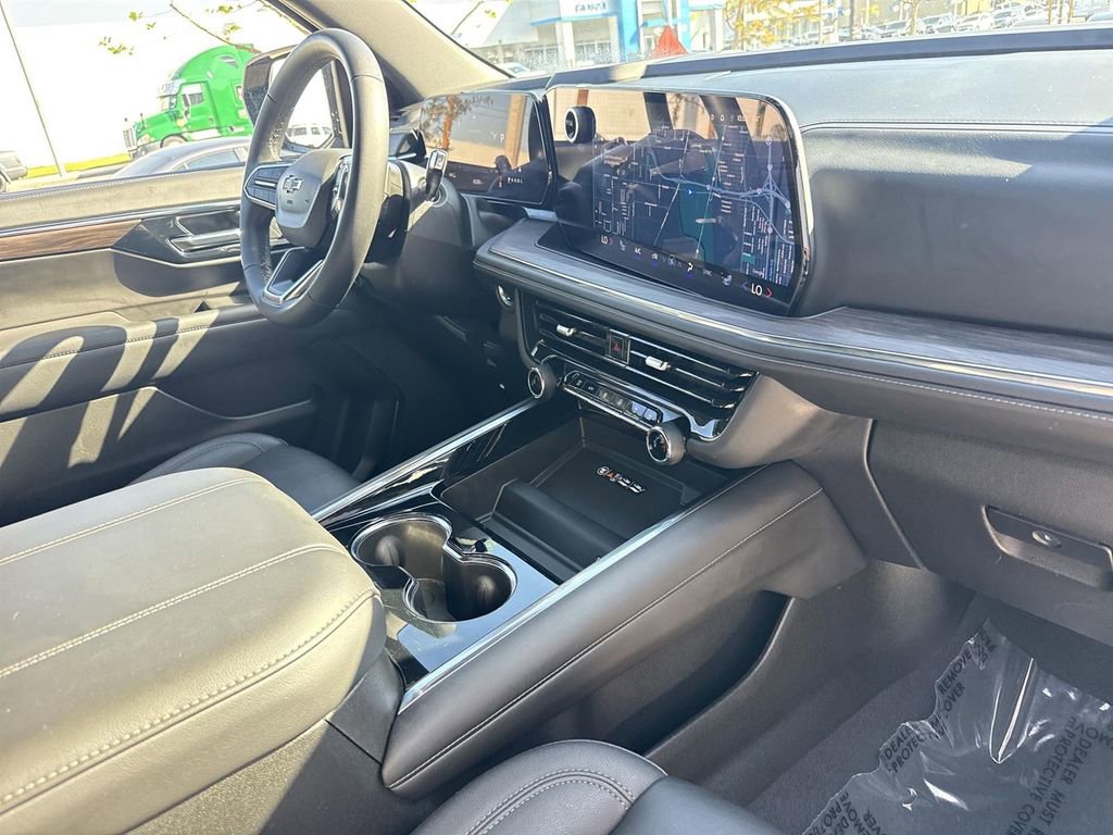 Used 2025 Chevrolet Suburban Z71 image 27