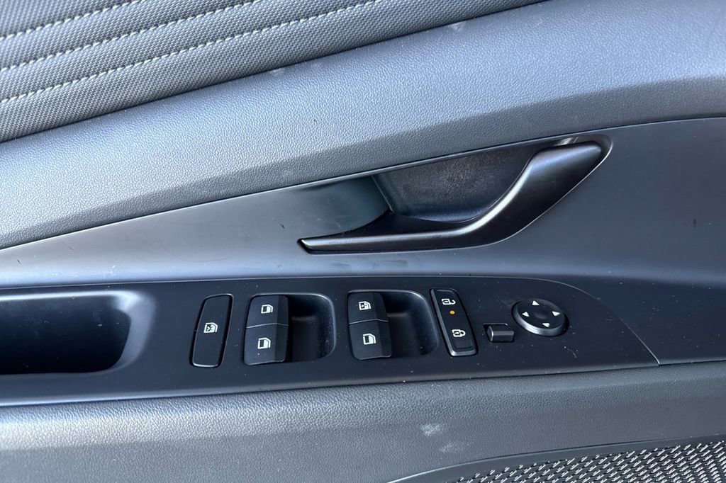 Used 2025 Hyundai Elantra SEL image 8