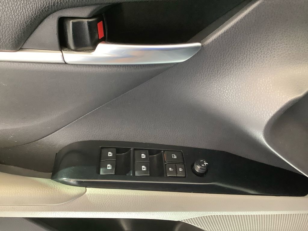 Used 2018 Toyota Camry LE FWD image 12