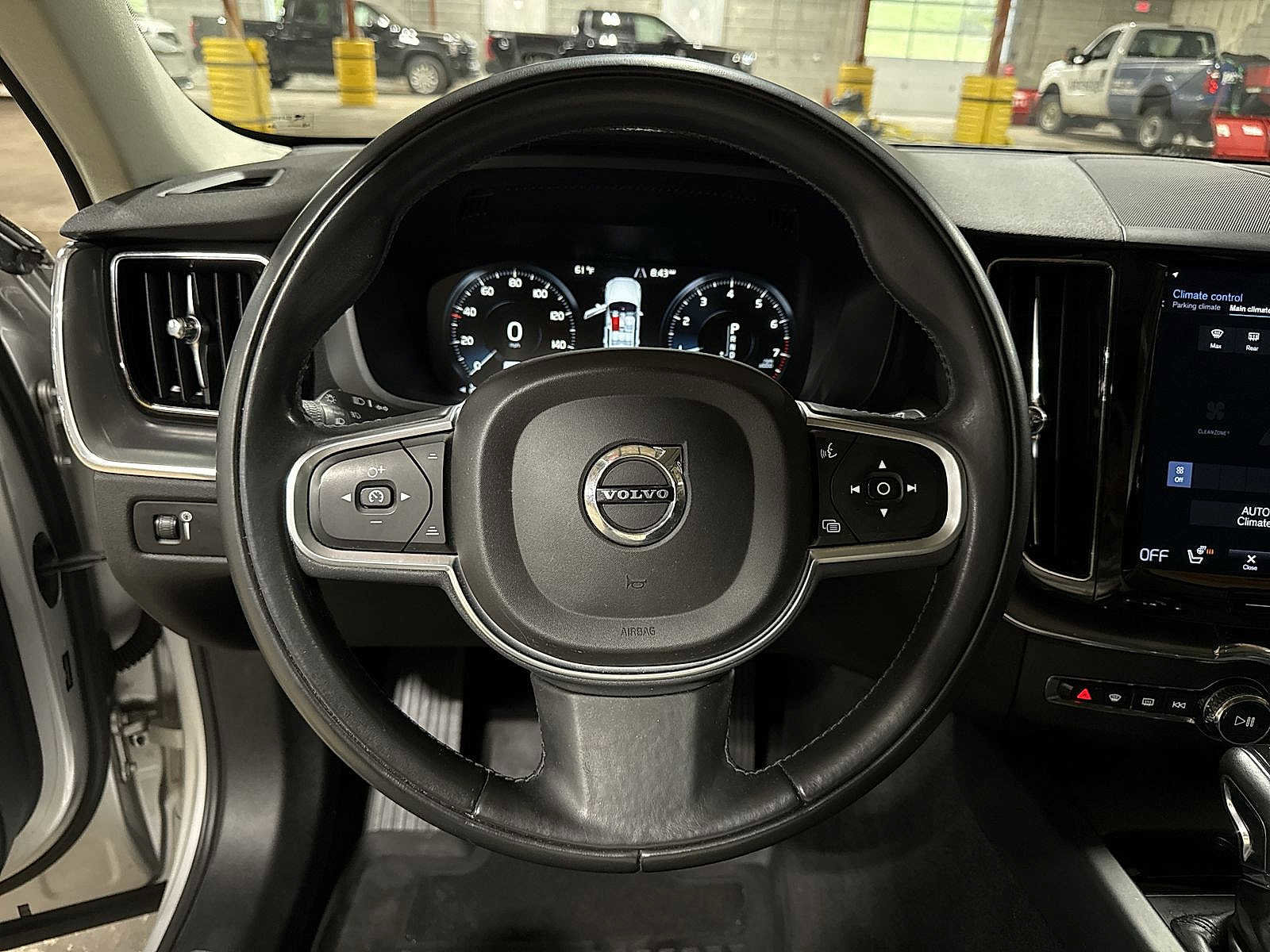 Used 2018 Volvo XC60 T6 Momentum w/ Advanced Package AWD/4WD image 17