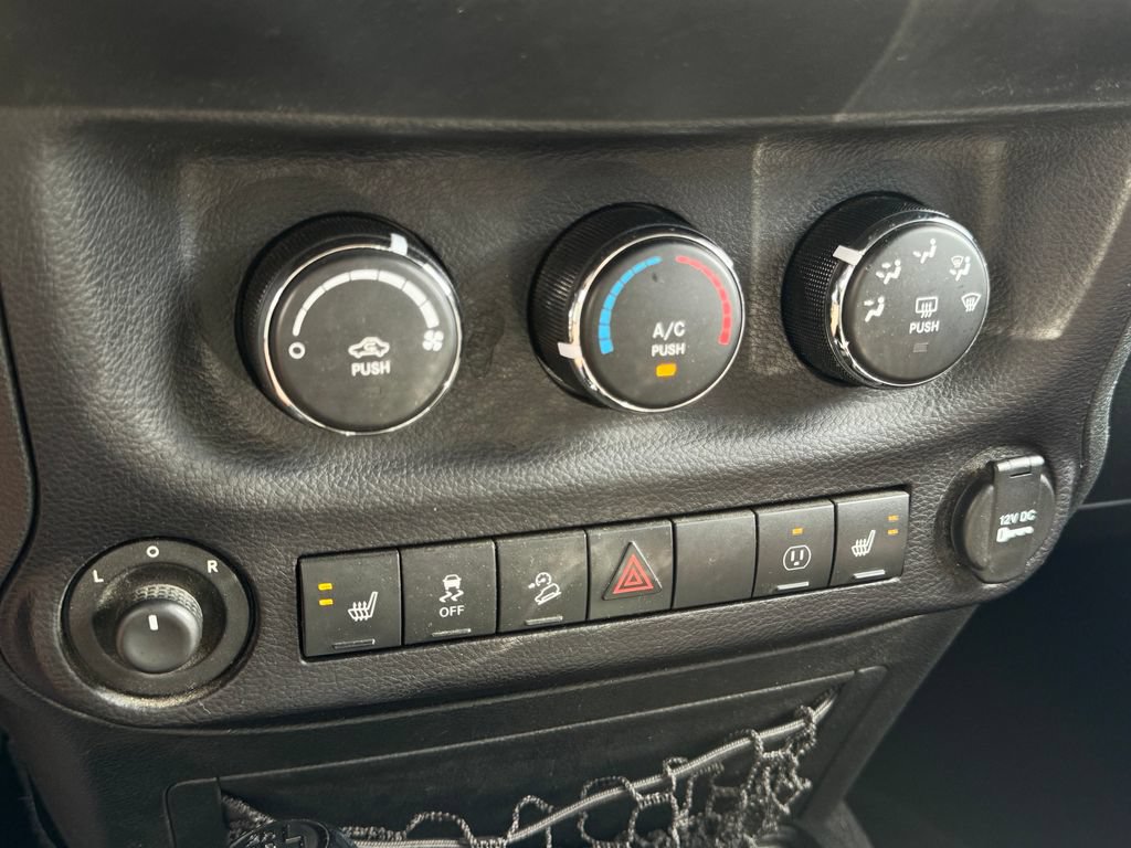 Used 2015 Jeep Wrangler Unlimited Sahara w/ Connectivity Group AWD/4WD image 22
