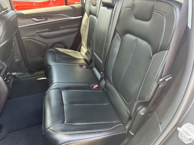 Used 2023 Jeep Grand Cherokee Limited w/ Black Appearance Package AWD/4WD image 17