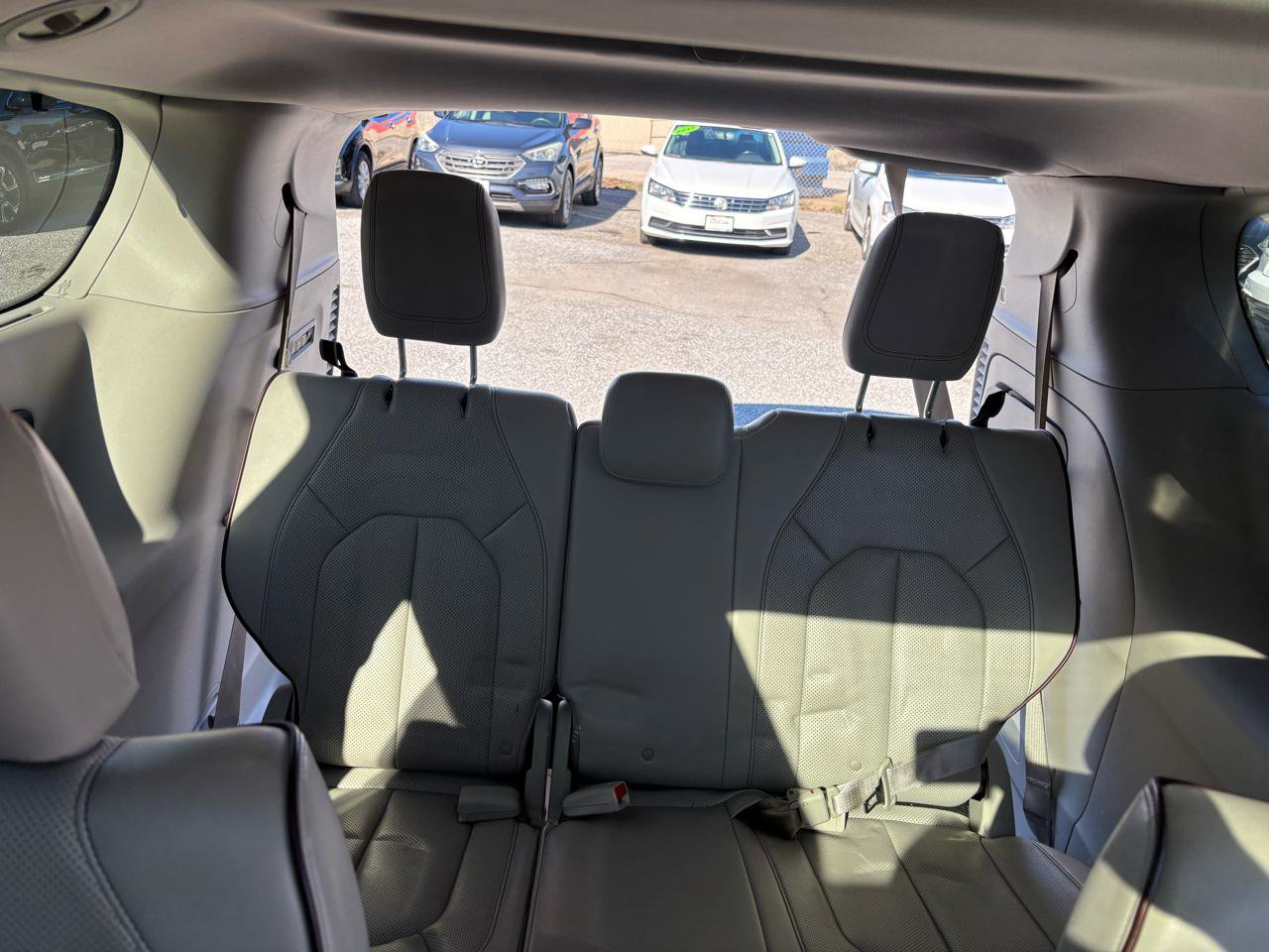 Used 2017 Chrysler Pacifica Limited w/ UConnect Theater Package FWD image 19
