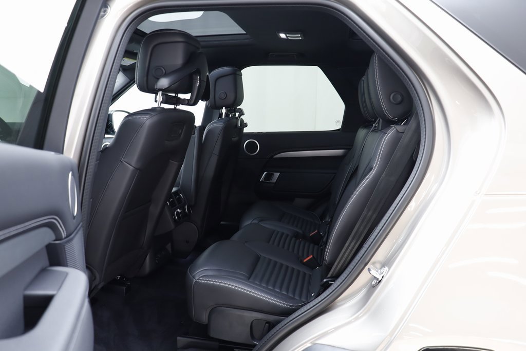 New 2025 Land Rover Discovery Dynamic SE image 16