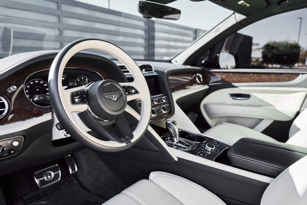 Used 2023 Bentley Bentayga Extended Wheelbase AWD/4WD image 2