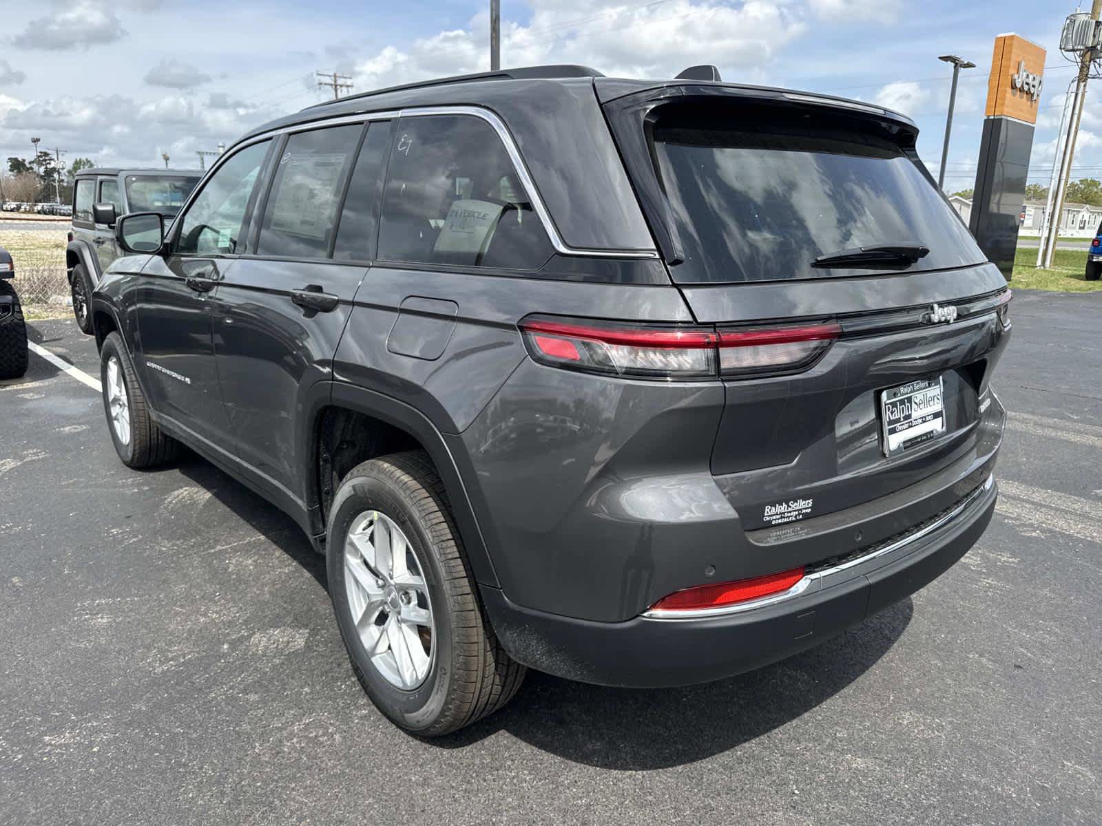 New 2026 Jeep Grand Cherokee Laredo RWD image 4