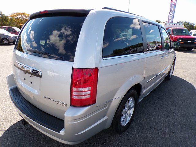 Used 2009 Chrysler Town & Country Touring image 4