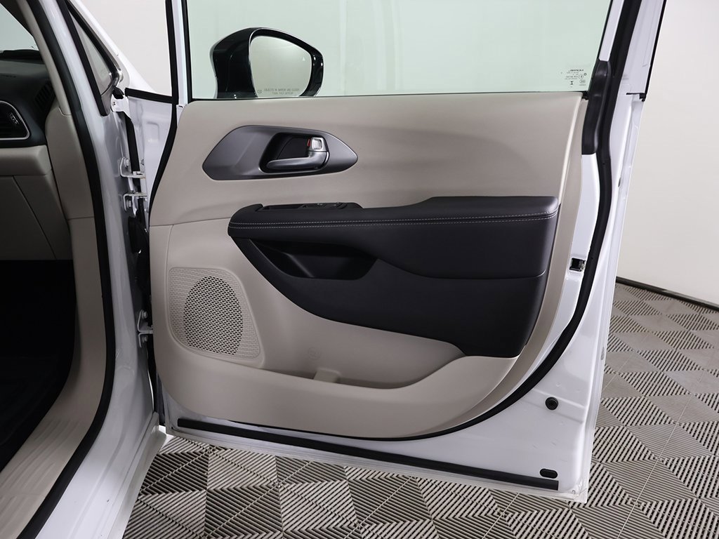 Used 2024 Chrysler Pacifica Touring-L image 25