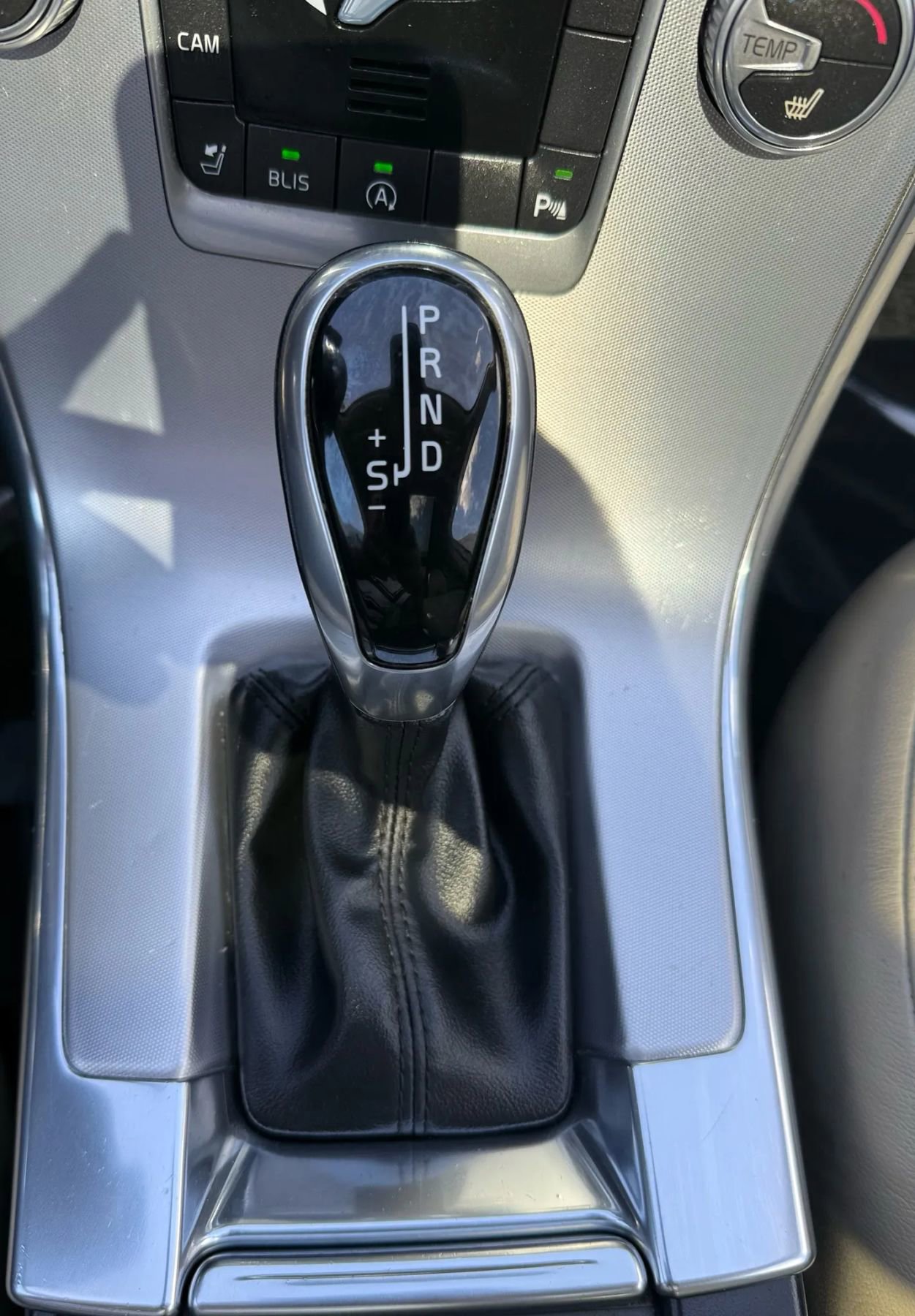 Used 2017 Volvo XC60 T6 Dynamic w/ Preferred Option Package image 19