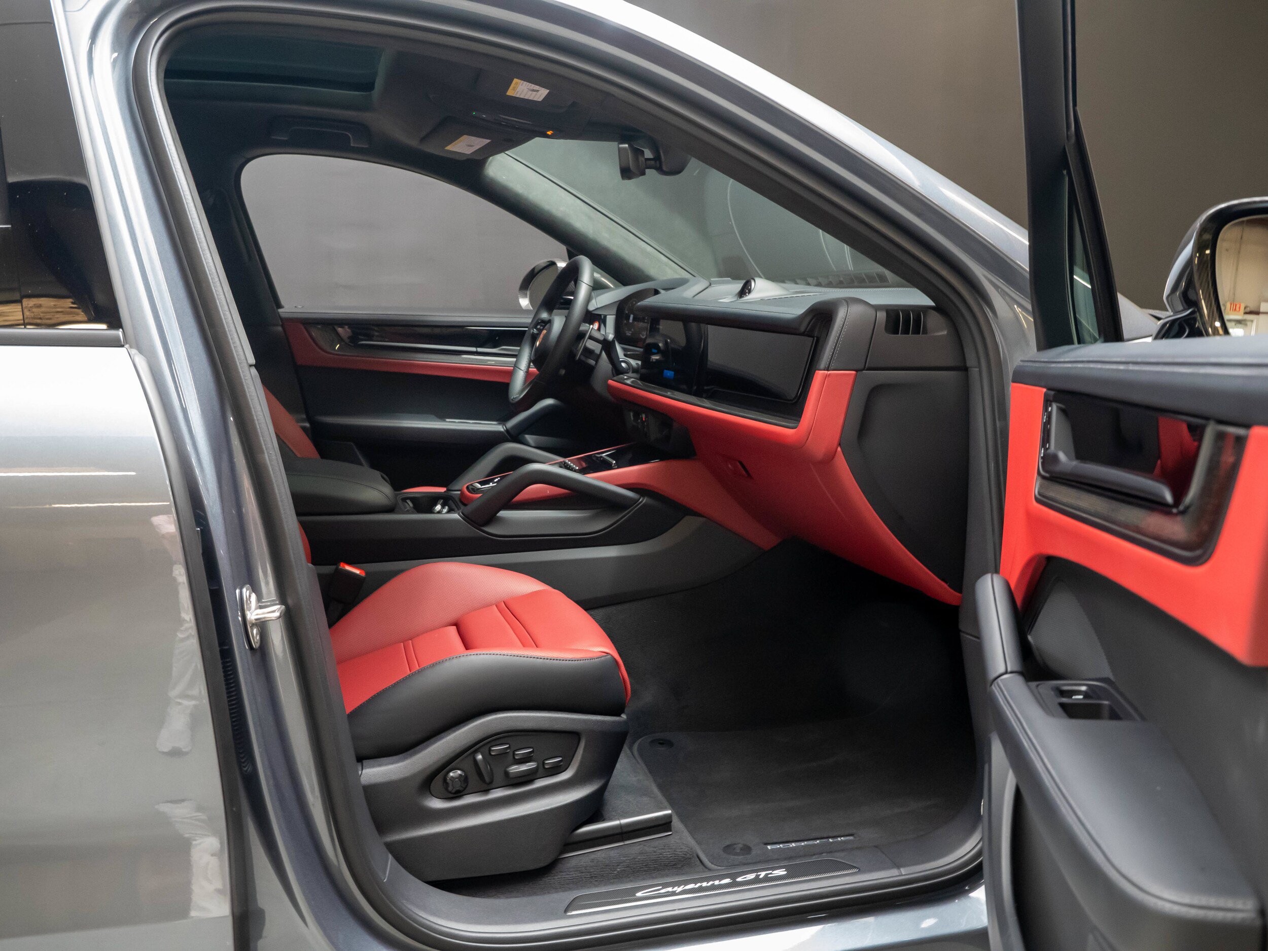 Certified 2026 Porsche Cayenne GTS AWD/4WD image 33