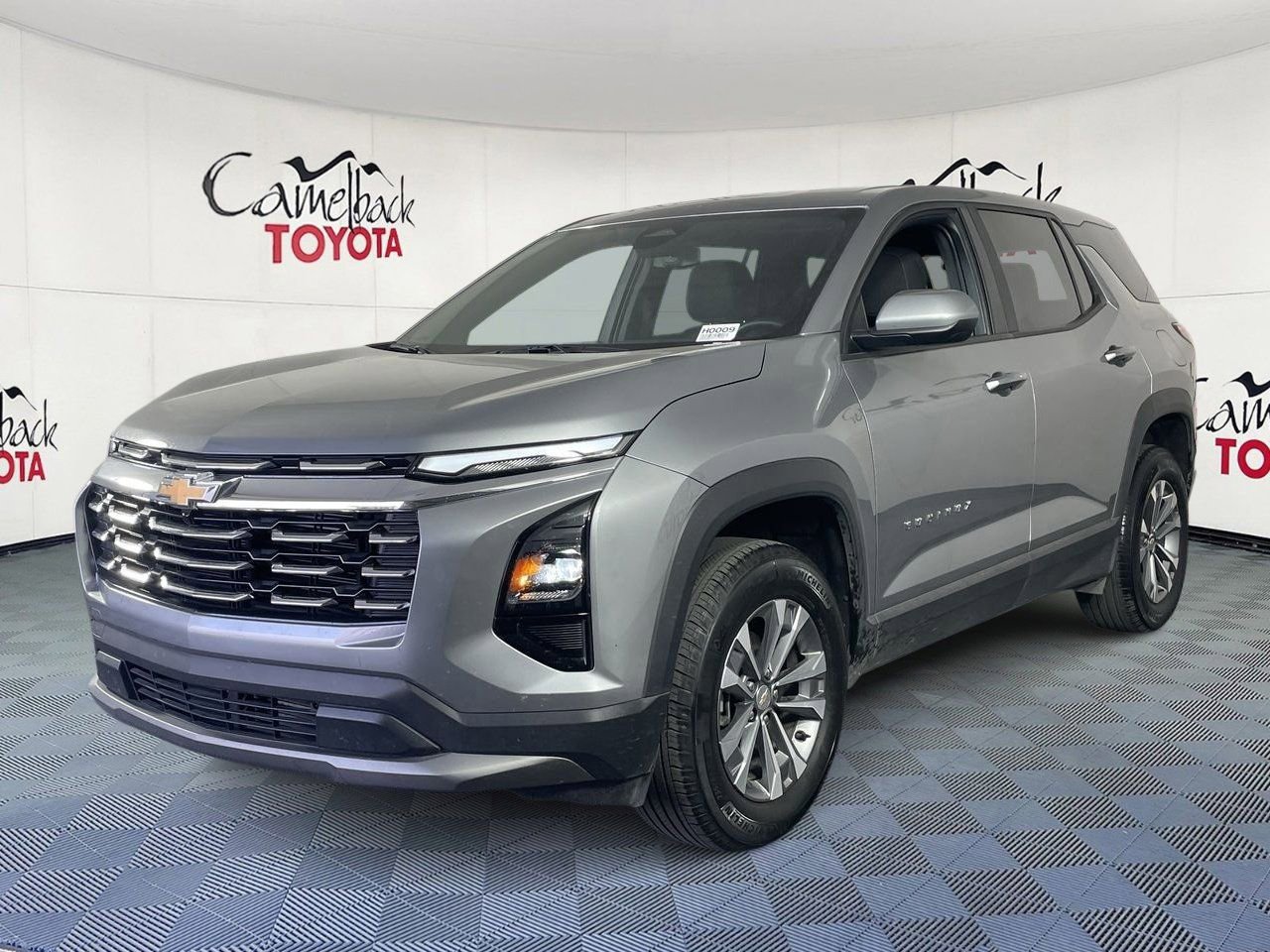 Used 2025 Chevrolet Equinox LT image 2