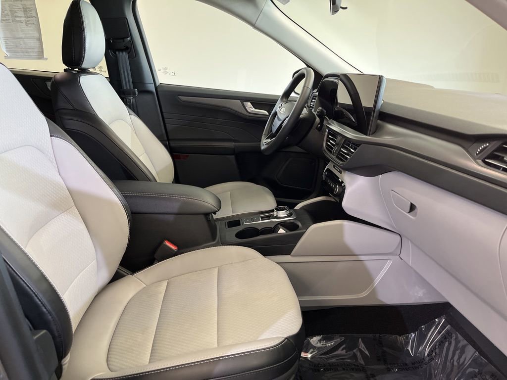 Used 2025 Ford Escape SE FWD image 14