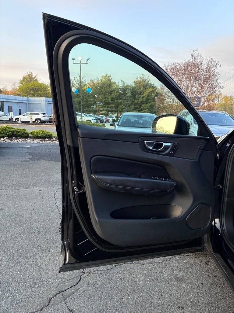 Used 2019 Volvo XC60 T6 Momentum w/ Premium Package image 46