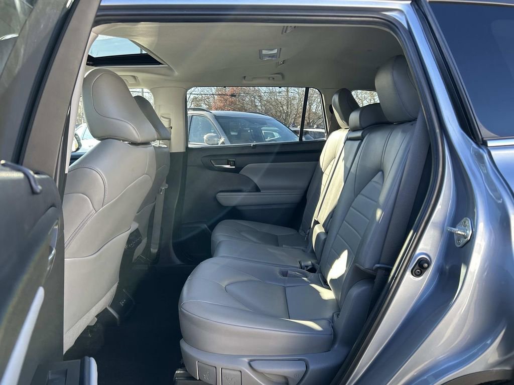Used 2023 Toyota Highlander XLE image 12