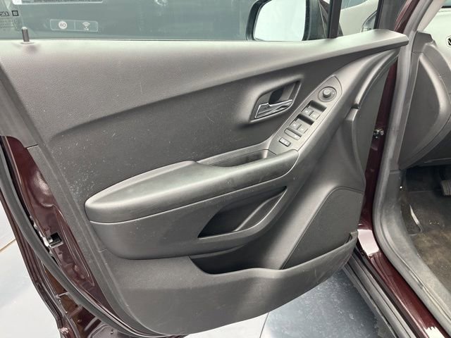 Used 2022 Chevrolet Trax LT w/ LT Convenience Package image 11